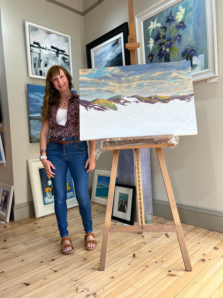 Edinburgh Artist Tess Dunlop with one of the paintings she completed at Colinton Arts during her live demo in August 2022
